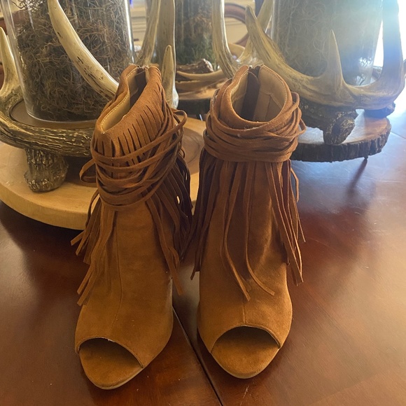 Adorable suede fringe booties size 6 - Picture 1 of 6